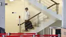 Mantan CEO Citilink Albert Burhan menuruni tangga usai diperiksa di Gedung KPK, Jakarta, Jumat (26/1). Albert diperiksa terkait kasus dugaan suap pengadaan pesawat dan mesin pesawat pada PT Garuda Indonesia. (Liputan6.com/Herman Zakharia)