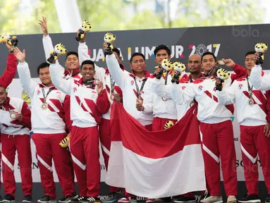 Altet polo air putra Indonesia merayakan kemenangan atas Filipina di SEA Games XXIX di National Aquatic Centre, Kuala Lumpur, Minggu (20/8). Tim Polo Air Indonesia menang dengan skor 12-5 atas Filipina. (Liputan6.com/Faizal Fanani)