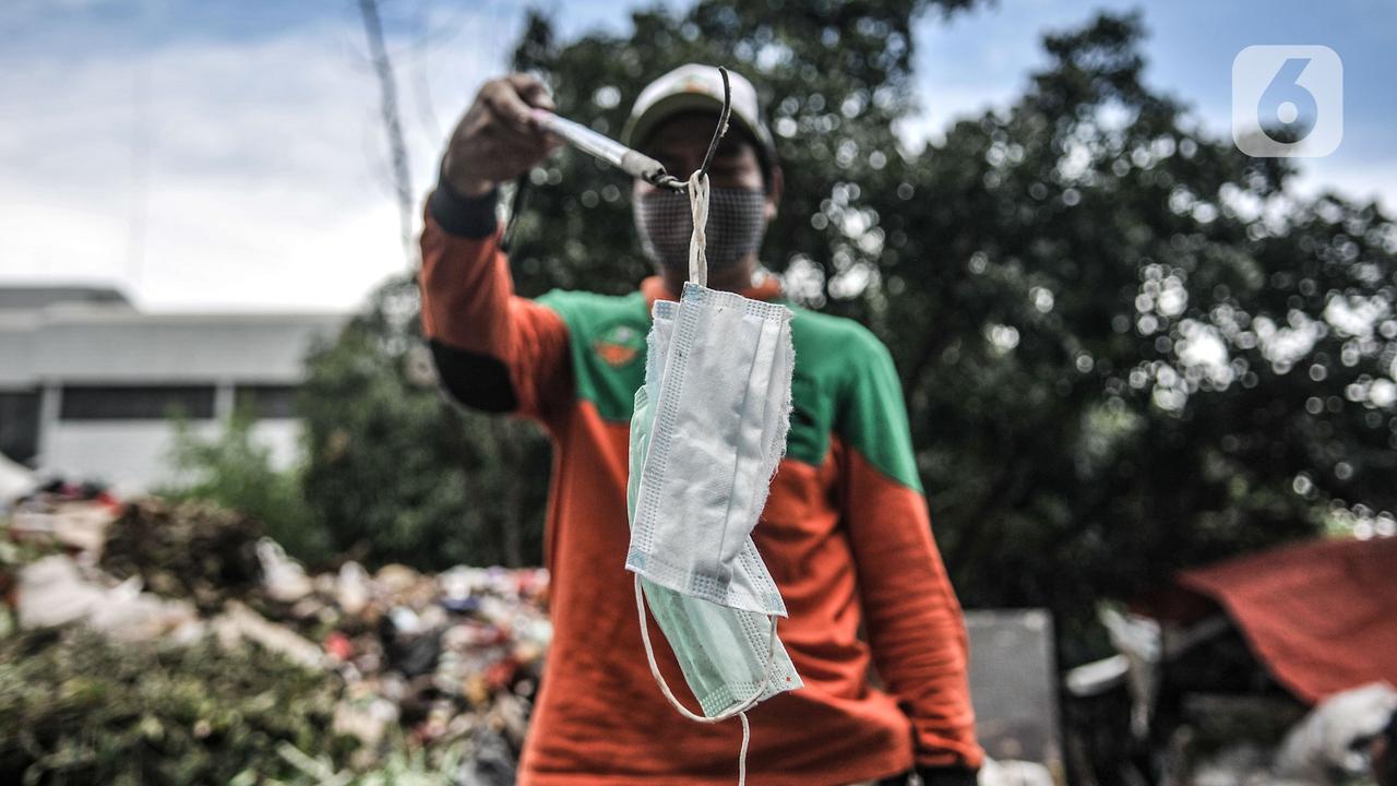 Petugas DLH DKI Jakarta Pilah Limbah Masker Rumah Tangga