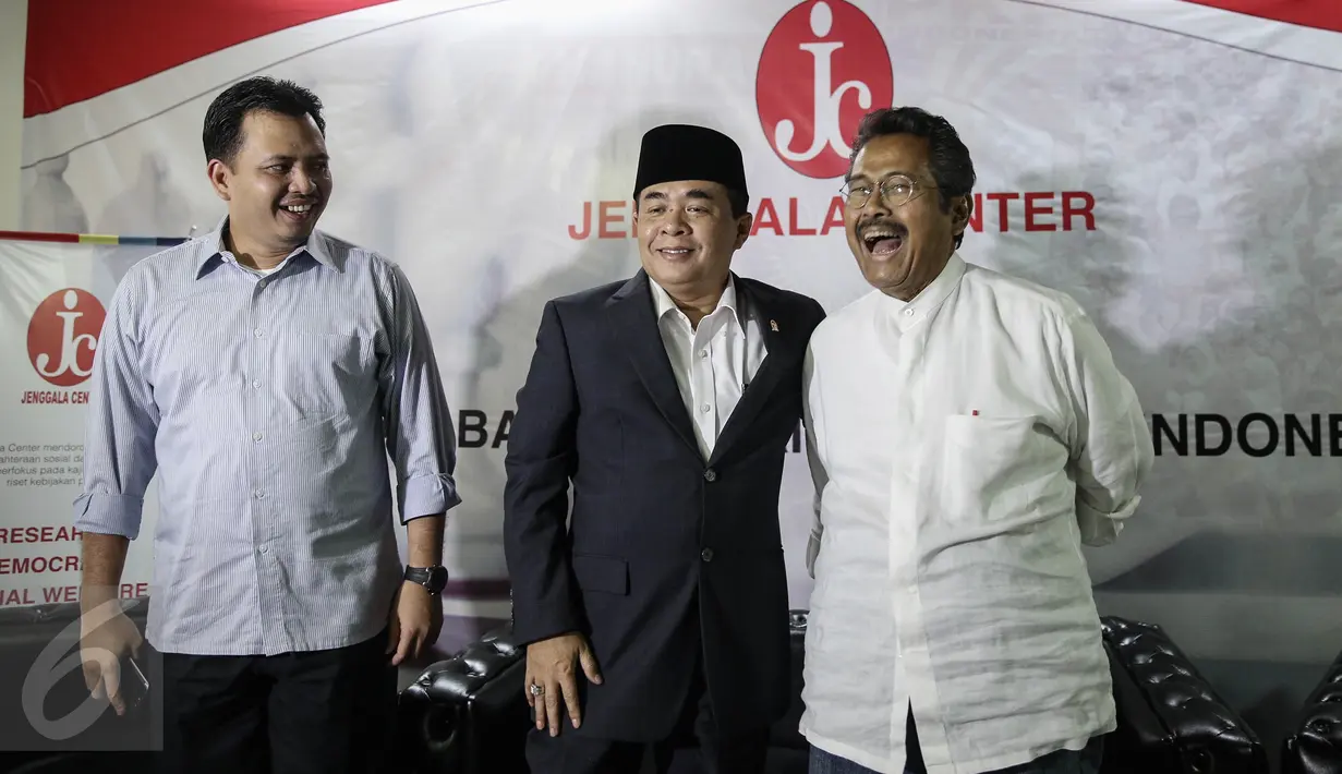 (Ki-ka) Pengamat Politik Hanta Yudha, Calon Ketua Umum Partai Golkar Ade Komarudin, Kader Senior Partai Golkar Fahmi Idris seusai diskusi partai politik di Jakarta, Jumat (29/4/2016). (Liputan6.com/Faizal Fanani)