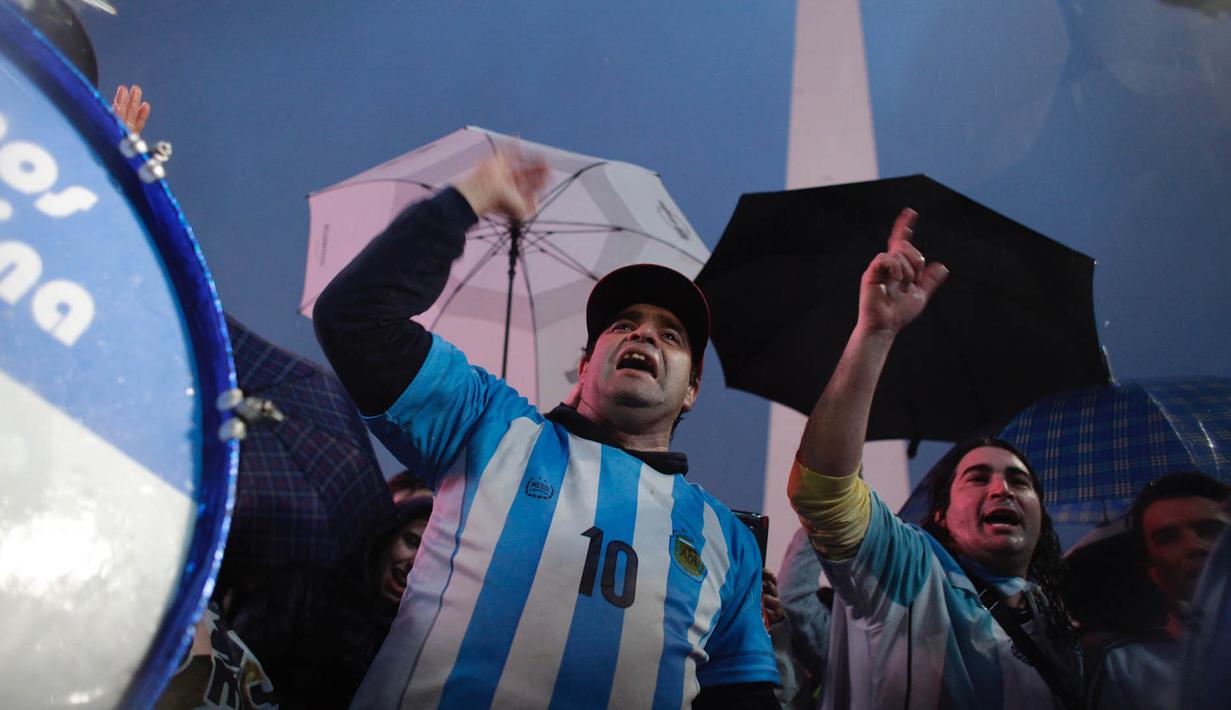 Pasca kegagalan di Copa America, Lionel Messi akhirnya memutuskan pensiun dari timnas Argentina. Keputusan  Messi membuat sejumlah fans berunjuk rasa untuk meminta Messi kembali ke tim Tango. (AFP/Emiliano Lasalvia)