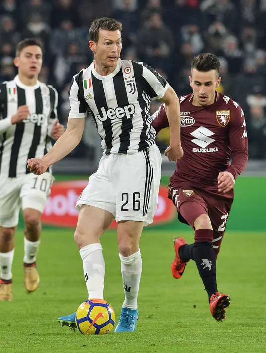 Pemain Juventus Stephen Lichtsteiner mengendalikan bola dalam lanjutan Coppa Italia kontra klub sekota mereka, Torino di Stadion Allianz, Rabu (3/1). Juventus berhasil menang dengan skor 2-0 dan melenggang ke babak semifinal. (Andrea Di Marco/ANSA via AP)