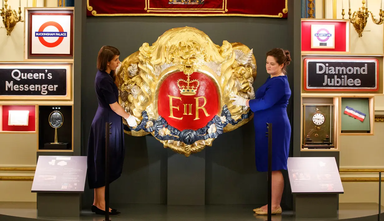 Petugas menunjukkan pajangan berlapis emas dan dilapisi dari MV Spirit of Chartwell yang digunakan sebagai Royal Barge pada tahun 2012 Thames Jubilee Pageant jelang pameran Hadiah Kerajaan di Istana Buckingham, London (20/07). (AFP PHOTO / Tolga Akmen)