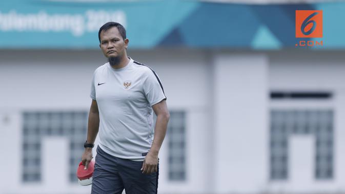 Pelatih kiper Indonesia, Kurnia Sandi, saat sesi latihan di Stadion Wibawa Mukti, Jawa Barat, Jumat (02/11/2018). Latihan tersebut dalam rangka persiapan jelang laga Piala AFF 2018.  (Bola.com/M Iqbal Ichsan)