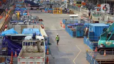 Pekerja beraktivitas di area proyek pembangunan MRT Fase 2 di kawasan Glodok, Jakarta,  Rabu (13/12/2023). (Liputan6.com/Angga Yuniar)
