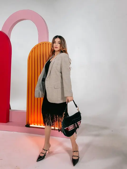 Tasya Farasya banyak bereksplorasi dalam mengenakan fashion item. Kali ini, ia memilih dress dengan aksen rumbai disertai blazer yang menjadikan tampilannya semakin variatif. (Foto: Instagram/tasyafarasya)