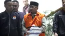 Kedua tangannya terborgol. Dia keluar dan masuk ke dalam mobil tahanan dengan mengenakan rompi oranye serta tangan terborgol yang ditutupi map motif batik. Tampak dalam foto, mantan Menteri Agama, Yaqut Cholil Qoumas, saat dibawa menuju mobil tahanan di Gedung Merah Putih Komisi Pemberantasan Korupsi (KPK), Jakarta, Kamis (12/3/2026). (Liputan6.com/Helmi Fithriansyah)
