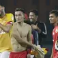 Bek Selangor FA, Willian Pachecho, bercanda dengan pemain Persija Jakarta, Gunawan Dwi Cahyo, pada laga persahabatan di Stadion Patriot, Jawa Barat, Kamis (6/9/2018). Persija kalah 1-2 dari Selangor FA. (Bola.com/M Iqbal Ichsan)