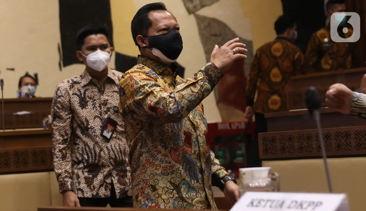 Menteri Dalam Negeri (Mendagri) Tito Karnavian bersiap mengikuti rapat dengar pendapat (RDP) dengan Komisi II di gedung DPR RI, Jakarta, Selasa (19/1/2021). Rapat tersebut membahas evaluasi pelaksanaan pemilihan kepala daerah (Pilkada) 2020 pada 9 Desember  lalu. (Liputan6.com/Angga Yuniar)