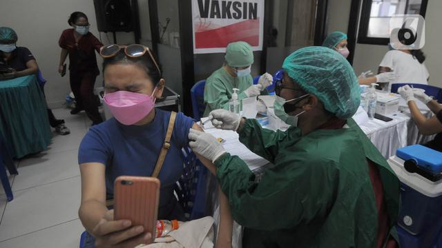 Warga Asing di Bali Ikut Vaksinasi Covid-19