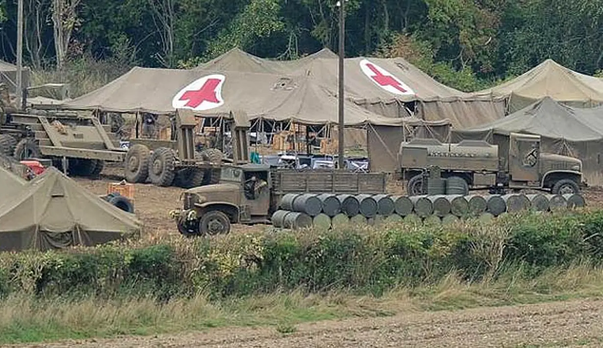 Syuting film terbaru Brad Pitt berjudul `Fury` di pangakalan militer di California, AS. (Dailymail.co.uk/Splash News/wwn)