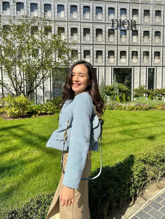 Beby banyak mengandalkan pilihan outfit kasual yang santai namun tetap terlihat chic.  [@bebytsabina]