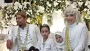 Mereka pun berpenampilan layaknya pengantin dengan mengenakan busana adat Sunda berwarna putih.