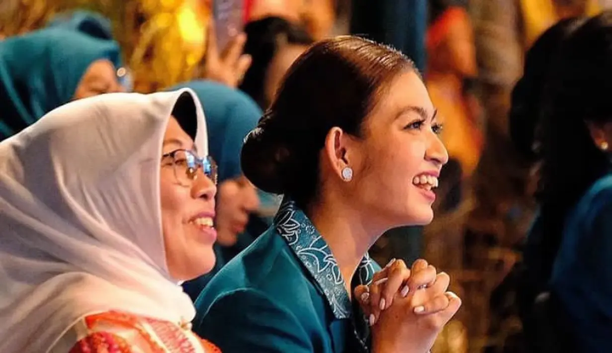 Melengkapi penampilannya, Selvi mengenakan aksesori anting-anting silvernya. Tanpa Selvi pun mengecat kuku dengan warna putih. [@jimboengbakoelsoto]