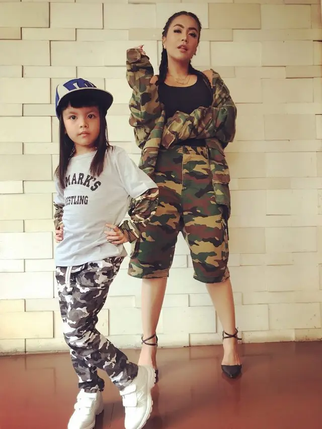 [Bintang] Shakira dan Denada