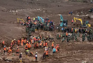 Tim penyelamat gabungan mencari korban yang terkubur longsor di Desa Pasirlangu, Bandung, Jawa Barat, pada Senin 26 Januari 2026. Untuk mempercepat proses pencarian dan penyelamatan korban longsor di Kampung Pasir Kuning, Desa Pasirlangu, Kecamatan Cisarua, Kabupaten Bandung Barat, tim gabungan mendapat bantuan tambahan tiga alat berat. (Timur Matahari/AFP)