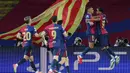 Penyerang Barcelona, Raphinha (kedua kanan) bersama Lamine Yamal saat merayakan gol yang tercipta pada laga leg kedua 16 besar Liga Champions 2024/2025 melawan SL Benfica di Estadi Olimpic Lluis Companys, Barcelona, 11 Maret 2025 waktu setempat atau Rabu (12/3/2025) dini hari WIB. (LLUIS GENE/AFP)