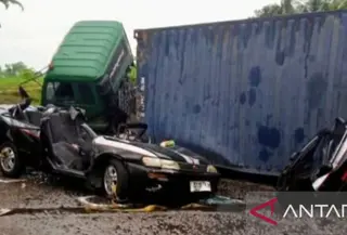 Truk Kontainer Timpa Mobil Sedan di Karawang (AntaraNews)