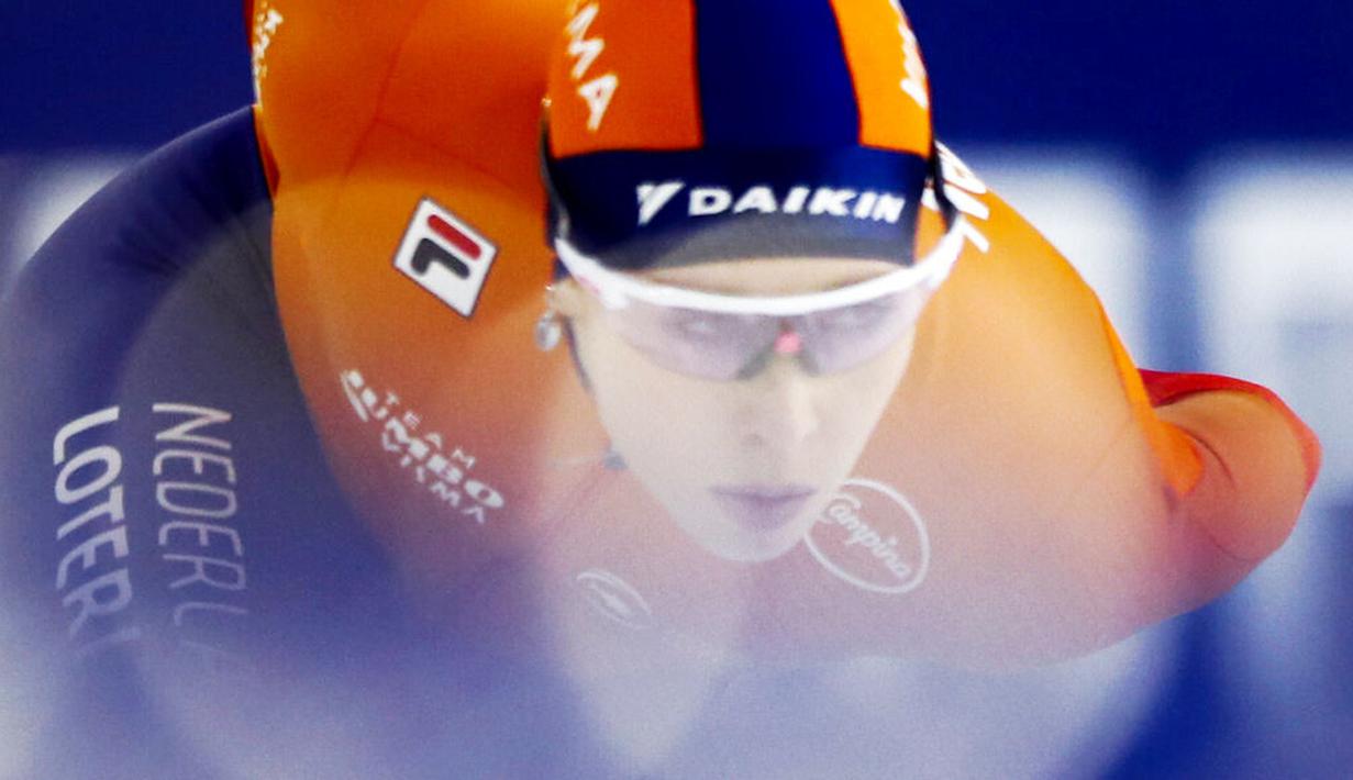 Atlet asal Belanda, Antoinette de Jong, saat beraksi pada nomor 3000 m putri di Kejuaraan Dunia Speed Skating di Thialf ice arena, Heerenveen, Belanda, Minggu (24/1/2021). (AP/Peter Dejong)