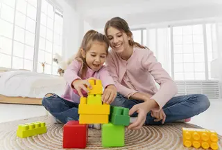 Mainan seperti LEGO atau balok kayu bisa jadi alat belajar yang menyenangkan. (Foto/Dok: freepik.com)