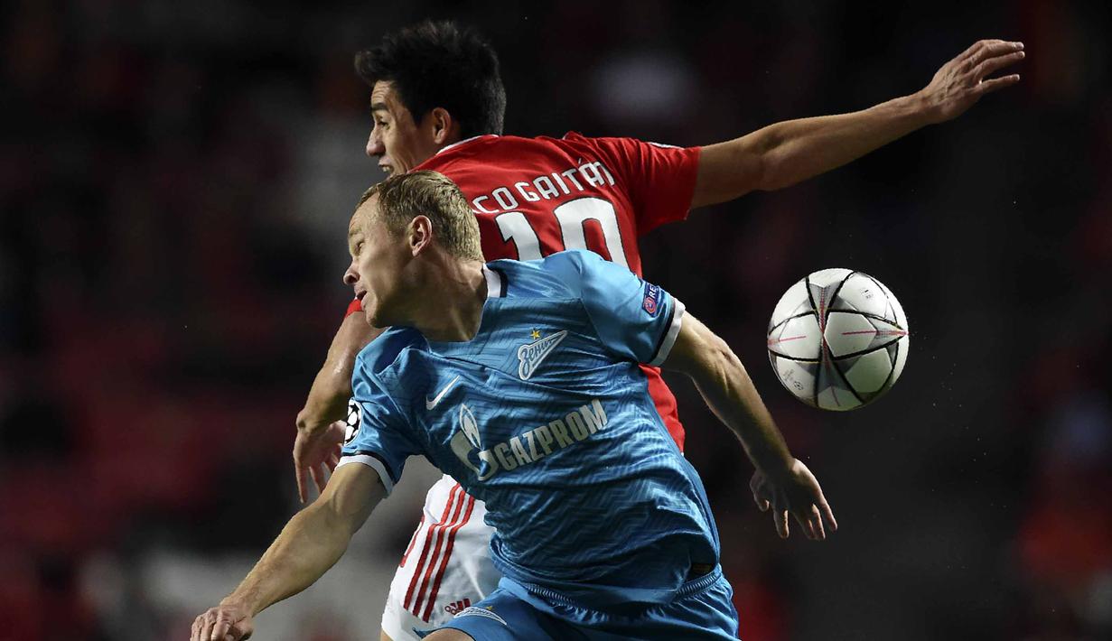 Pemain Zenit, Alexander Anyukov (kiri) berebut bola dengan pemain Benfica,  Nicolas Gaitan pada leg pertama 16 besar Liga Champions di Estadio do Sport Lisboa, Rabu (17/2/2016) dini hari WIB. (AFP / Francisco Leong)