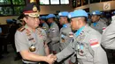 Wakapolri Komjen Pol Syafruddin menyalami anggota Kontingen Formed Police Unit (FPU) usai menyematkan Satya Lencana Bhakti Buana di Jakarta (31/1). 200 polisi mendapatkan bintang kehormatan dari Presiden Joko Widodo. (Liputan6.com/Helmi Fithriansyah)