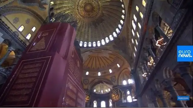Tampilan Dalam Haghia Sophia dalam Momen Salat Jumat Perdana dalam 86 Tahun