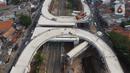 Foto udara suasana pembangunan jalan layang tapal kuda di kawasan Lenteng Agung, Jakarta, Rabu (5/8/2020). Progres pembangunan jalan layang tapal kuda di Lenteng Agung saat ini sudah mencapai 75 persen dan ditargetkan selesai pada Desember 2020. (Liputan6.com/Helmi Fithriansyah)