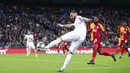 Striker Real Madrid, Karim Benzema, melepaskan tendangan ke gawang Galatasaray pada laga Liga Champions di Stadion Santiago Bernabeu, Rabu (6/11). Real Madrid menang 6-0 atas Galatasaray. (AP/Manu Fernandez)
