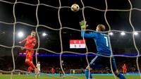 Gelandang Timnas Wales, Aaron Ramsey mencetak gol ke gawang Hungaria pada laga Grup E Kualifikasi Piala Eropa 2020 di Cardiff City Stadium, Selasa (19/11/2019). Ramsey jadi pahlawan usai dua golnya memastikan satu tempat untuk Wales di putaran final Piala Eropa 2020. (Nick Potts/PA via AP)