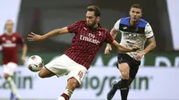 Pemain AC Milan Hakan Calhanoglu (tengah) bersiap melakukan tendangan saat menghadapi Atalanta pada pertandingan Serie A di Stadion San Siro, Milan, Italia, Jumat (24/7/2020). Pertandingan berakhir 1-1. (Spada/LaPresse via AP)