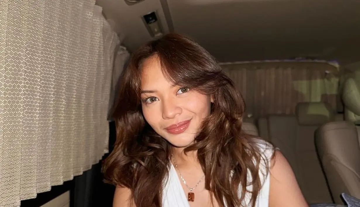 Amel juga tampil dengan makeup kecoklatan dengan tekstur glossy. Membuat tampilannya lebih stunning.  [@amelcarla]