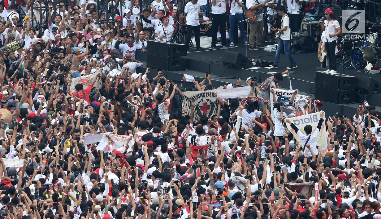 Grup musik Slank saat membawakan lagu pada kampanye akbar capres dan cawapres Joko Widodo (Jokowi)-Ma'ruf Amin di Stadion Utama GBK, Senayan, Jakarta, Sabtu (13/15). Pagelaran Konser Putih Bersatu dihadiri 500 artis, musisi, dan budayawan. (Liputan6.com/Angga Yuniar)