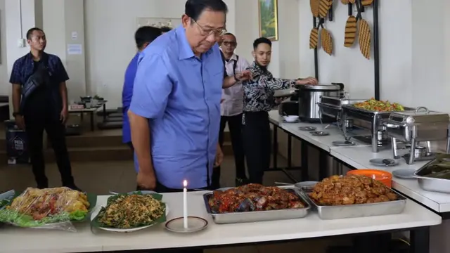 Susilo Bambang Yudhoyono (SBY) saat menyantap makan siang di rumah makan H. Empud Kota Sukabumi (Liputan6.com/Istimewa).