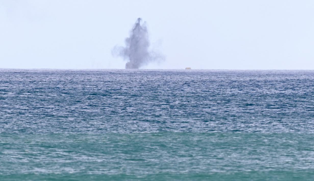 Tentara militer Taiwan menembakkan howitzer 155 inci selama latihan anti-pendaratan langsung di daerah Pingtung, Taiwan selatan (9/8/2022). "Kami akan berlatih gerakan balasan terhadap simulasi serangan musuh di Taiwan," juru bicara Korps Angkatan Darat Kedelapan, Lou Woei-jye, mengatakan kepada AFP. (AFP/Sam Yeh)