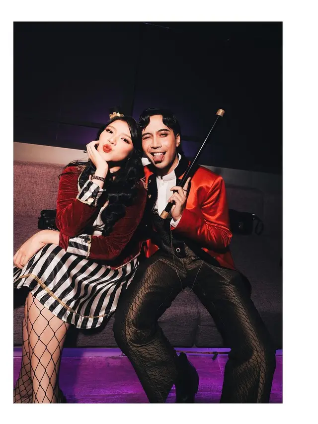 8 Adu Gaya Unik Seleb di Pesta Ultah Geng Aries 2024 Bertema Cabaret, Vidi Aldiano, Yuki Kato, hingga Bunga Citra Lestari