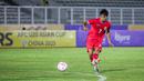 Pemain Timnas Indonesia U-20, Figo Dennis mencetak gol dari luar kotak penalti ke gawang Maldewa pada laga Grup F Kualifikasi Piala Asia U-20 2025 di Stadion Madya, Senayan, Jakarta, Rabu (25/09/2025). (Bola.com/Bagaskara Lazuardi)