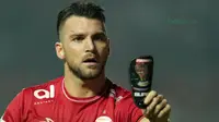 Pemain Persija Jakarta, Marko Simic saat melawan  Persipura Jayapura pada lanjutan Liga 1 Gojek bersama Bukalapak di Stadion Pakansari, Bogor, (25/5/2018).  (Bola.com/Nick Hanoatubun)