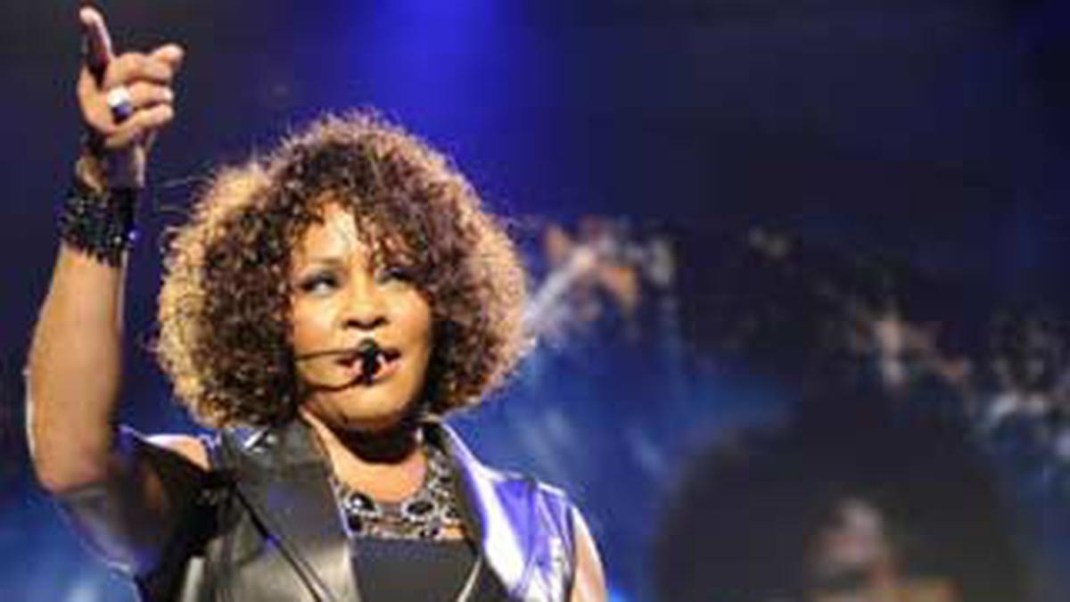 Легендарные певицы. Whitney Houston(). Певица Уитни Хьюстон. Уитни Хьюстон фото. Уитни Хьюстон 2012.