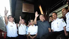 Presiden SBY meninjau langsung kondisi kereta yang akan digunakan para pemudik di Stasiun Senen, Jakarta, Kamis (24/7/14). (Liputan6.com/Faizal Fanani)