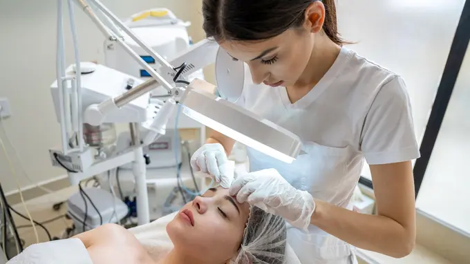 Treatment di Klinik Kecantikan Bisa Lawan Tanda Penuaan Dini, Mitos atau Fakta Sih?