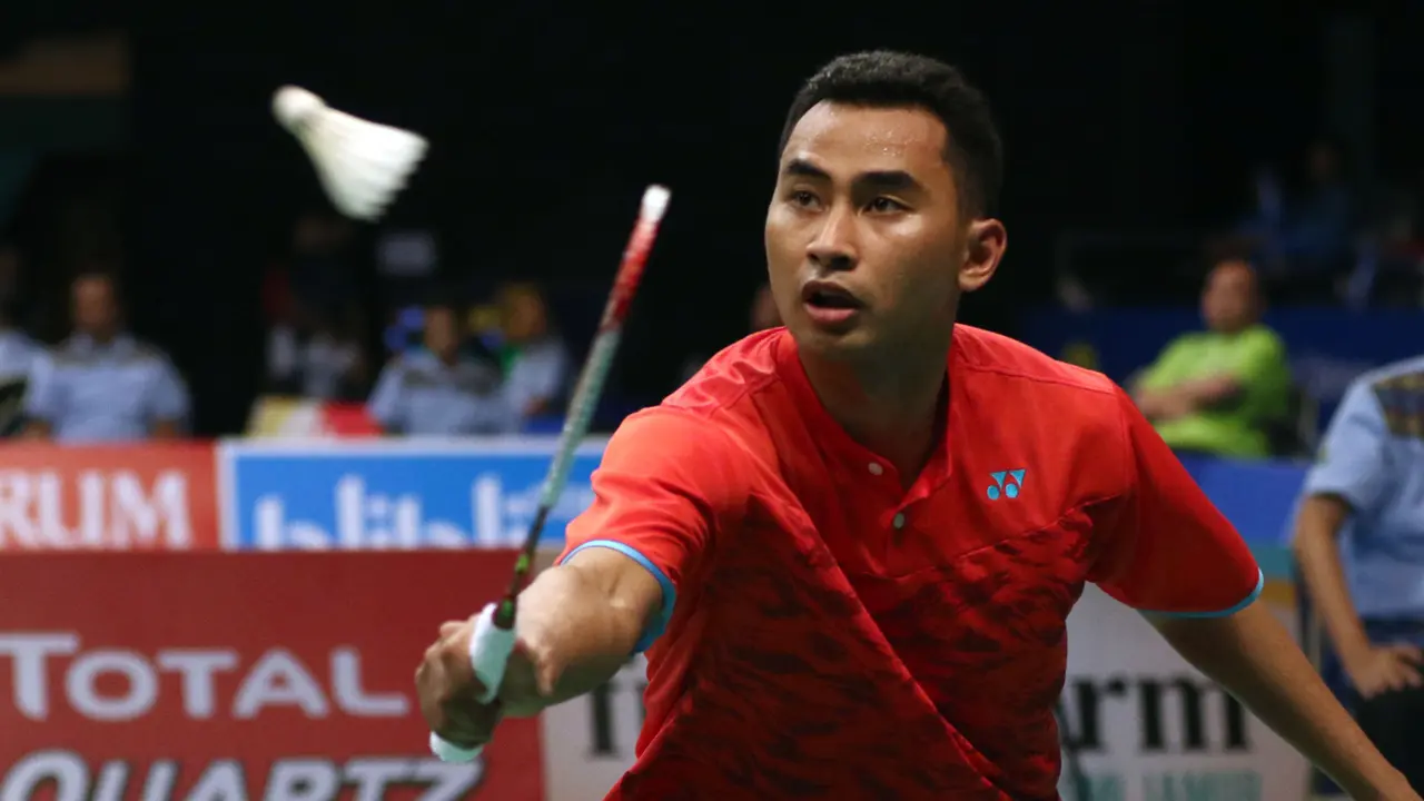Tunggal putra Indonesia, Tommy Sugiarto, berlaga melawan Lee Chong Wei (Malaysia) di putaran pertama Indonesia Open 2017, Jakarta, Rabu (14/6/2017). Tommy kalah 21-13, 10-21, 18-21.