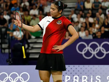 Gregoria Mariska Tunjung dari Indonesia bereaksi saat pertandingan semifinal bulu tangkis tunggal putri melawan An Se-young dari Korea Selatan dalam Olimpiade Paris 2024 di Porte de la Chapelle Arena, Paris, 4 Agustus 2024. (Luis TATO/AFP)