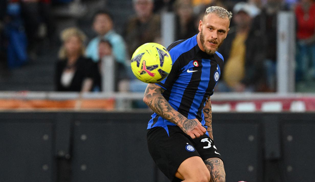 Federico Dimarco merupakan salah satu pemain yang menonjol di Liga Italia musim 2023/2024. Bersama Inter Milan dia telah bermain 16 kali dengan 2 gol dan empat assist. Bermain di posisi bek kiri, Dimarco merupakan salah satu pemain yang dibutuhkan sejumlah tim Liga Inggris untuk menambah daya serang. (AFP/Vicenzo Pinto)