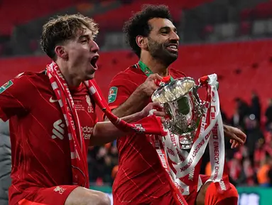 Mohamed Salah kembali berhasil membawa Liverpool merengkuh trofi juara, yakni Carabao Cup 2021/2022, usai mengalahkan Chelsea lewat babak adu penalti yang dramatis. Trofi tersebut menjadi gelar kelima Mo Salah selama hampir lima musimnya di Anfield. (AFP/Justin Tallis)