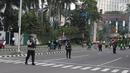 Personel Brimob melakukan pengamanan di sekitar Hotel Mandarin Oriental, Jakarta, Minggu (2/7). Seusai berlibur selama sepekan terakhir di Indonesia, rombongan Barack Obama akan menuju Seoul melalui Bandara Halim Perdanakusuma. (Liputan6.com/Angga Yuniar)