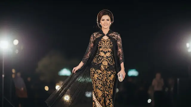 Maxi Dress Batik dengan Cape Brokat