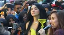 Angel Karamoy saat mengisi acara di salah satu stasiun tv, Jakarta, Rabu (30/12). Angel Karamoy rupanya masih mengunci bibir terkait isu keretakan rumahtangganya dengan Steven Rumangkang. (Liputan6.com/Herman Zakharia)