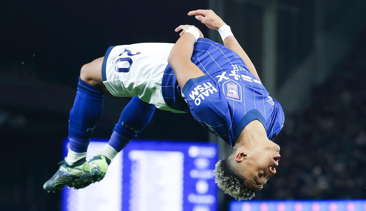 Pemain Ipswich Town, Omari Hutchinson, melakukan selebrasi salto setelah mencetak gol ke gawang Chelsea. Omari Hutchinson sendiri adalah mantan pemain The Blues. (AP Photo/Richard Pelham)