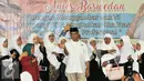 Anies Baswedan bersama sejumlah guru berfoto usai seminar guru-guru Raudhatul se-Jakarta Timur di GOR Otista, Jakarta, Selasa (7/2). Anies Baswedan temui guru-guru Raudhatul Athfal se-Jakarta Timur. (Liputan6.com/Yoppy Renato)
